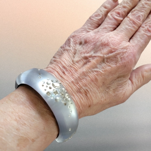 ALEXIS BITTAR | SWAROVSKI CRYSTAL LUMINOUS GRAY MAGNETIC LUCITE BRACELET - Picture 3 of 12